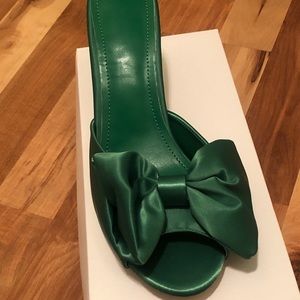 Satin toe peep toe 👀